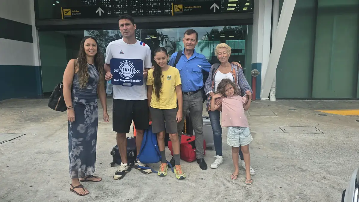 Familia de viajeros recibida en el aeropuerto por Taxi Seguro Bacalar