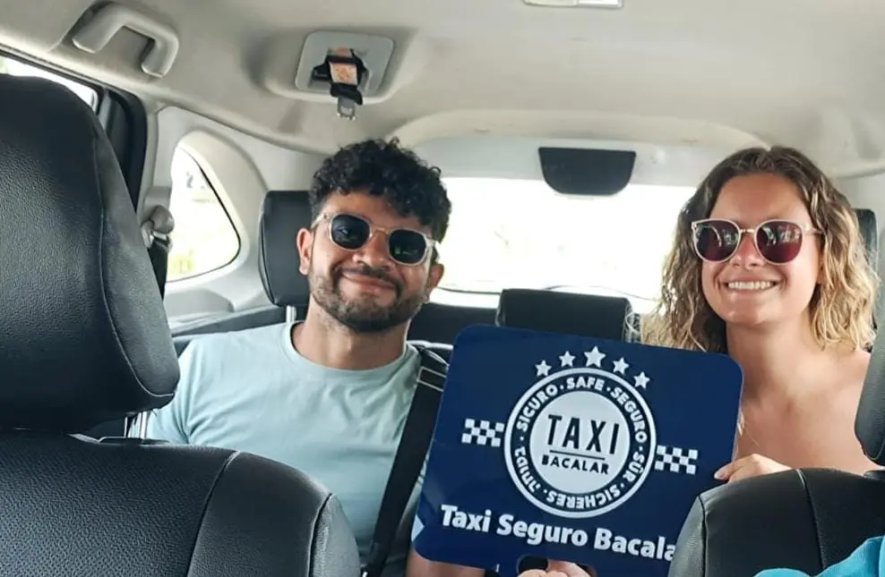 Turistas a bordo de un taxi de Taxi Seguro Bacalar